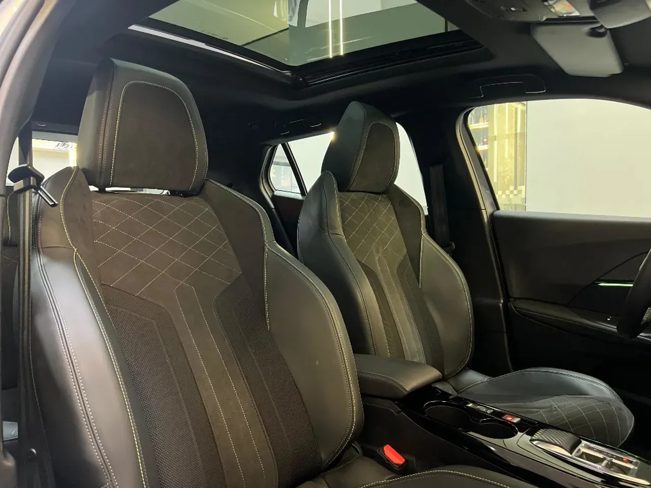 Peugeot E-208 - Imagem 12