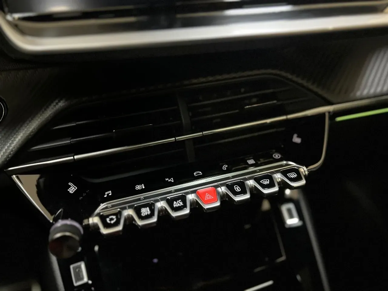 Peugeot E-208 - Imagem 15