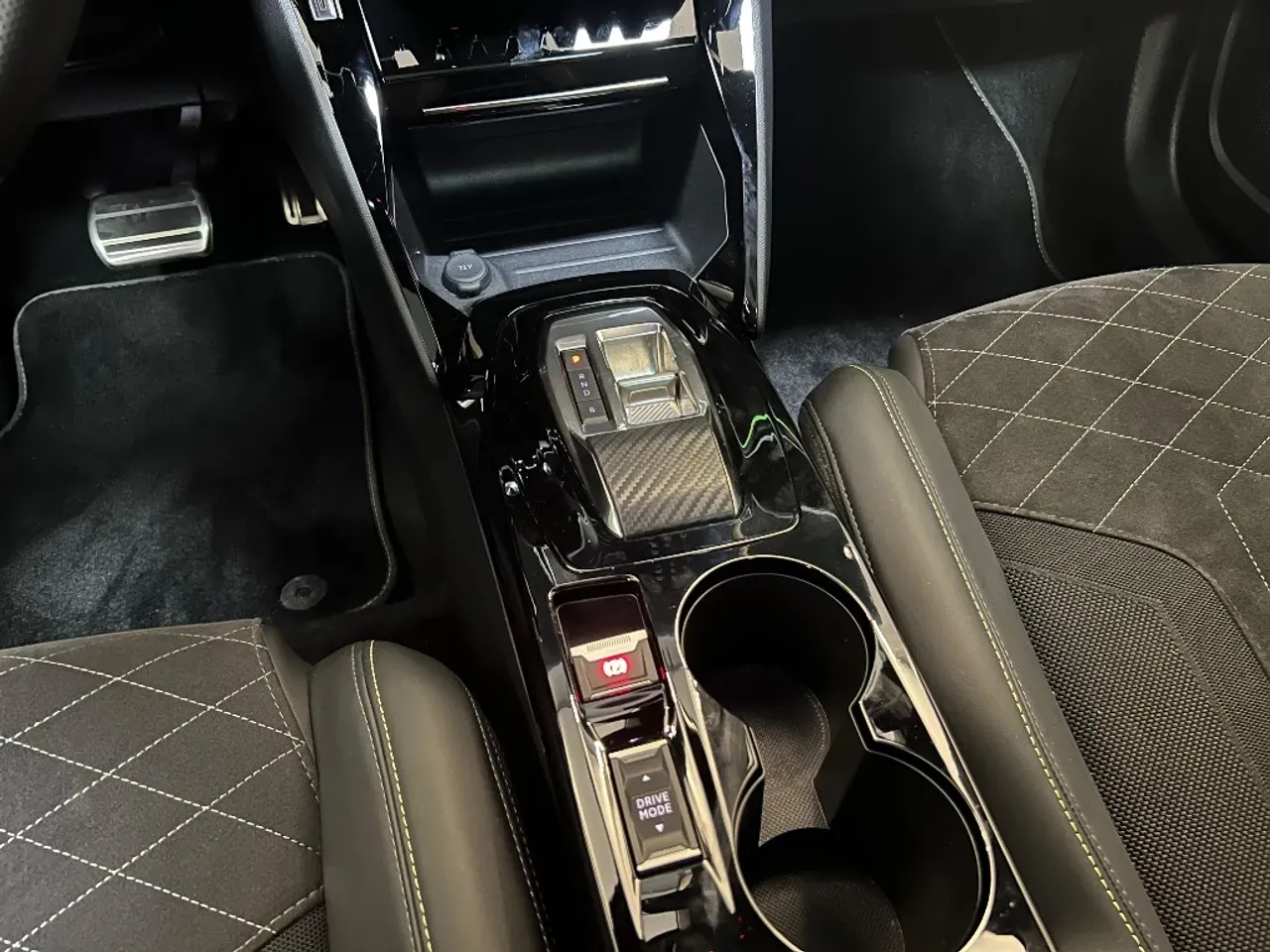 Peugeot E-208 - Imagem 16