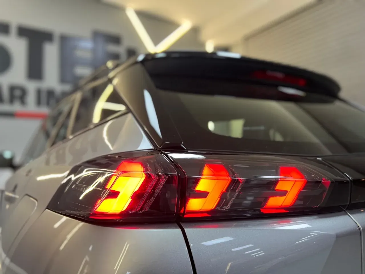 Peugeot E-208 - Imagem 17