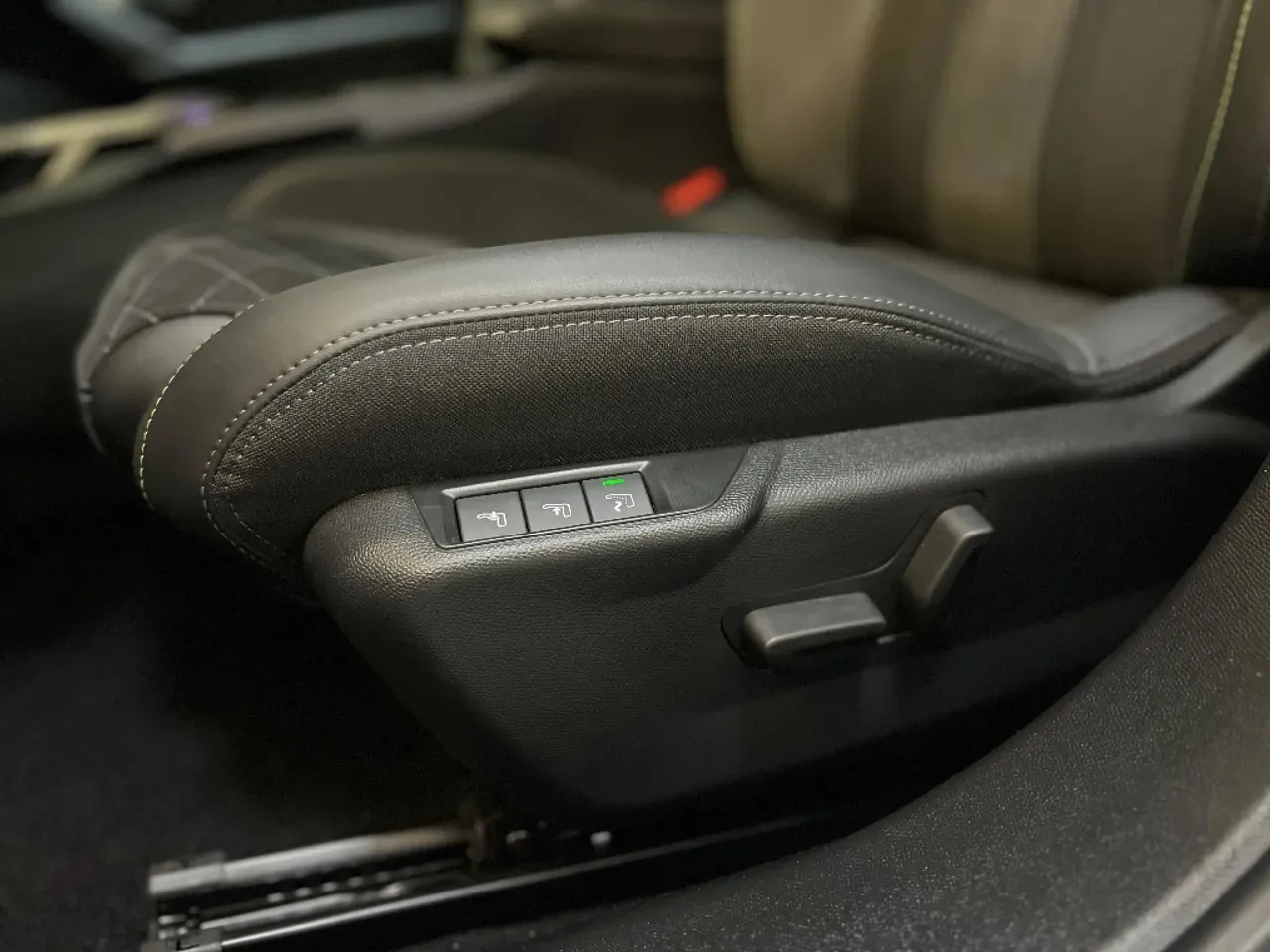 Peugeot E-208 - Imagem 18