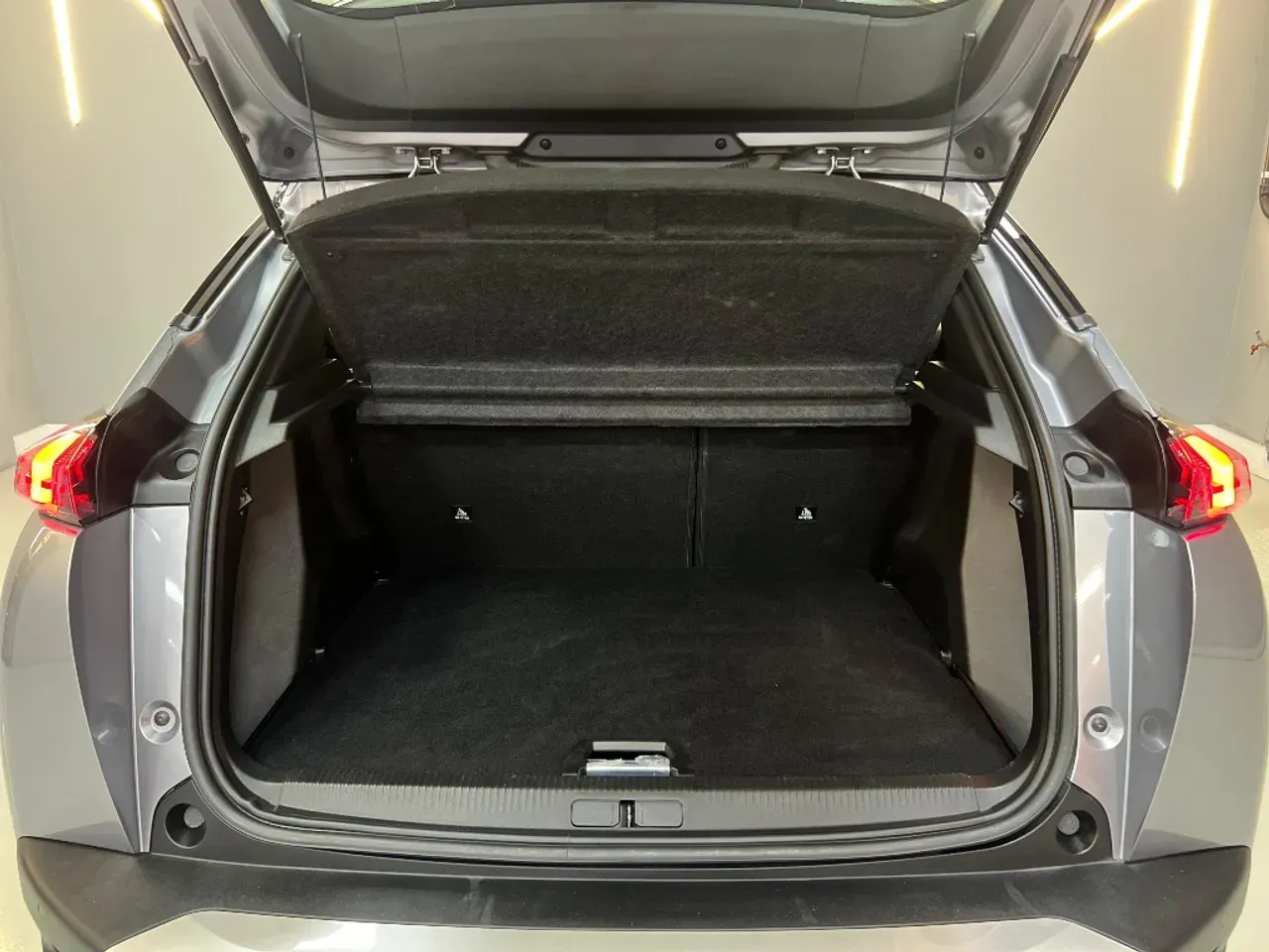 Peugeot E-208 - Imagem 19