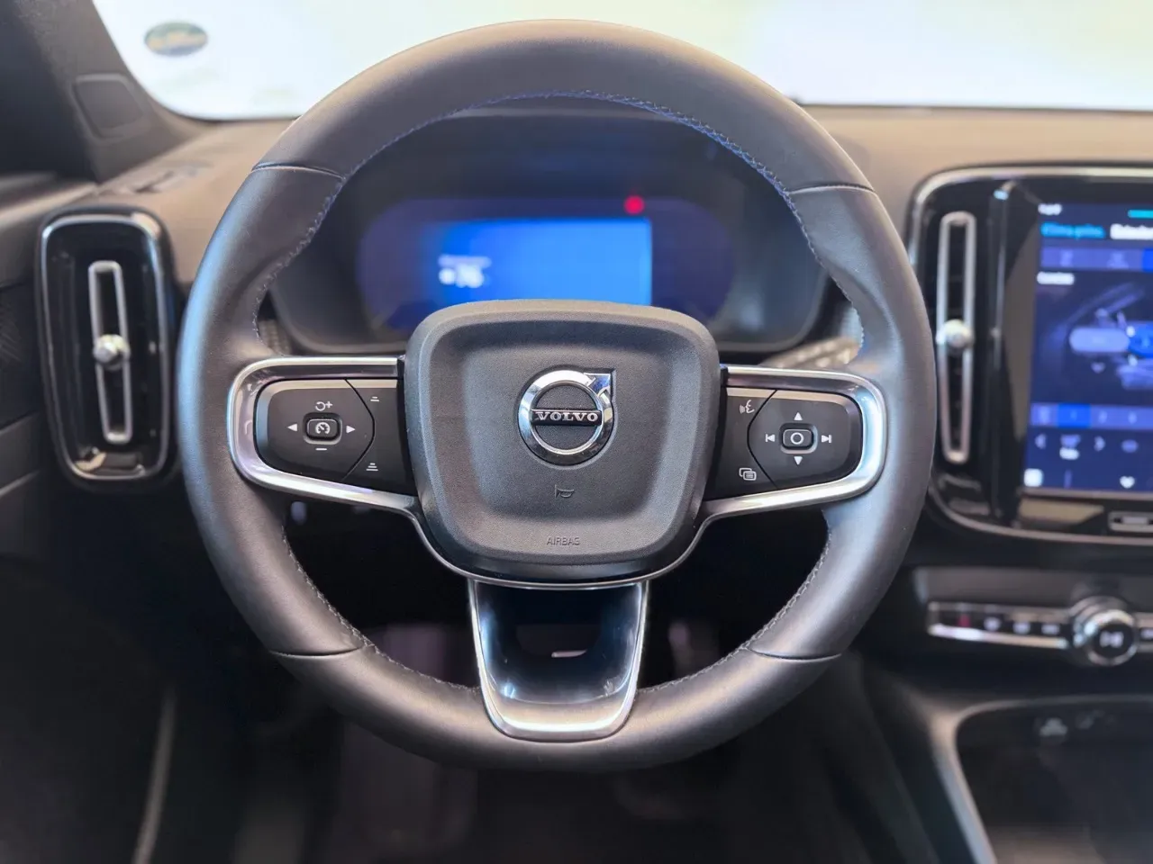 Volvo XC40 Recharge - Imagem 8