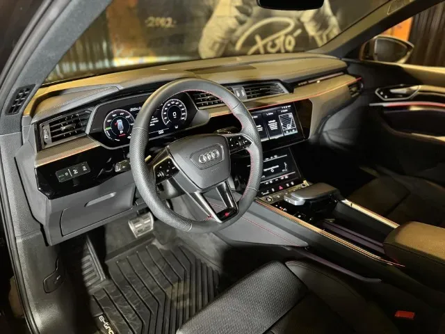 Audi Q8 Sportback E-tron - Imagem 13