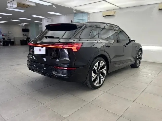 Audi Q8 Sportback E-tron - Imagem 8