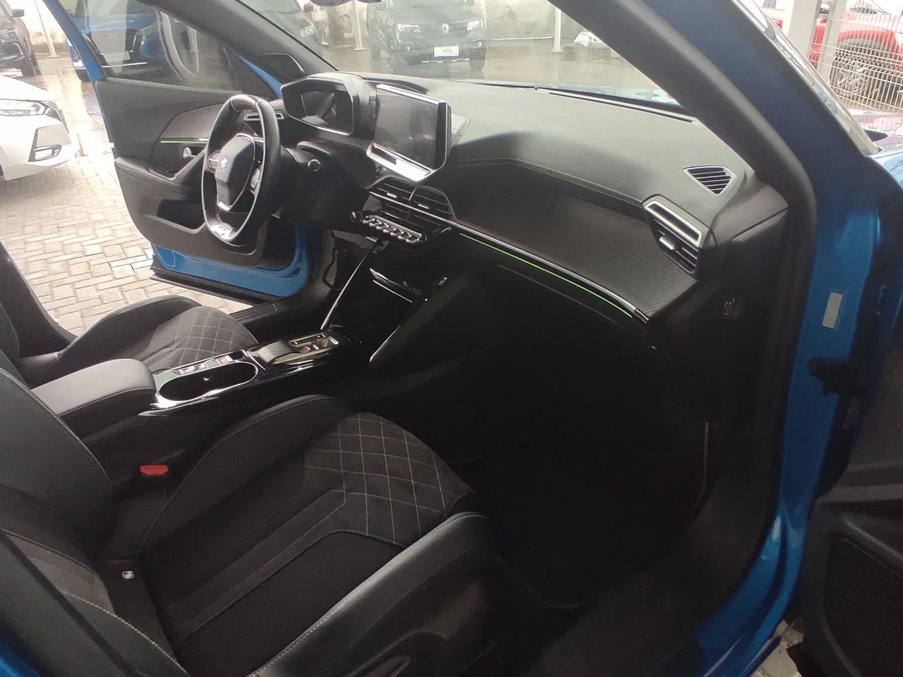 Peugeot E-2008 - Imagem 12