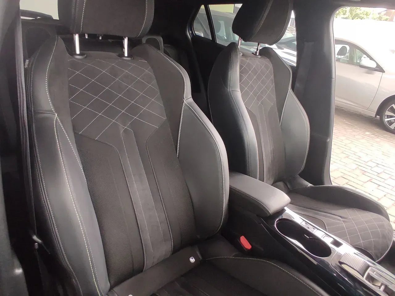 Peugeot E-2008 - Imagem 13