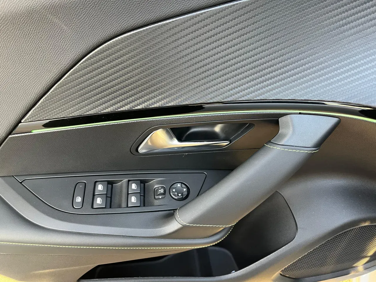 Peugeot E-208 - Imagem 13