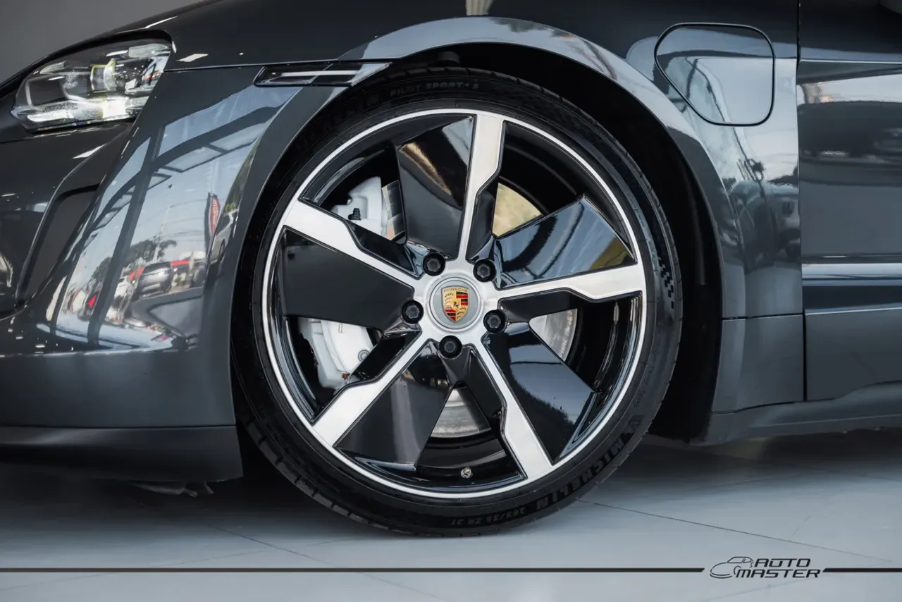 Porsche Taycan - Imagem 17
