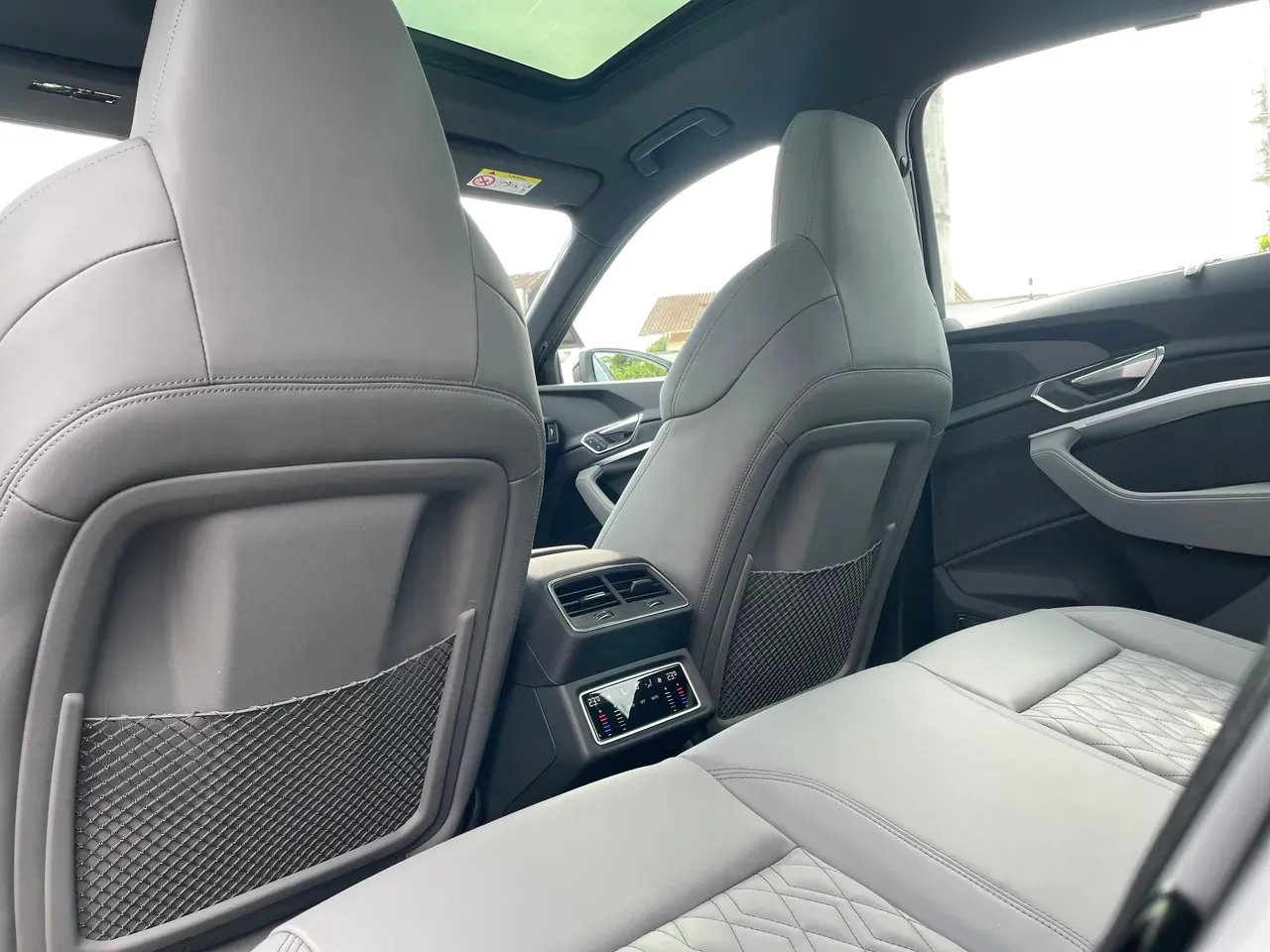 Audi Q8 Sportback E-tron - Imagem 9