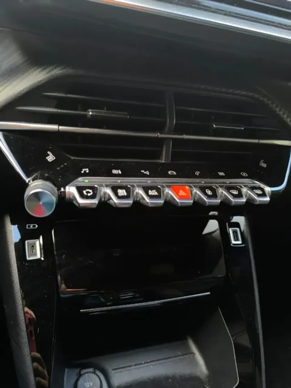 Peugeot E-2008 - Imagem 11