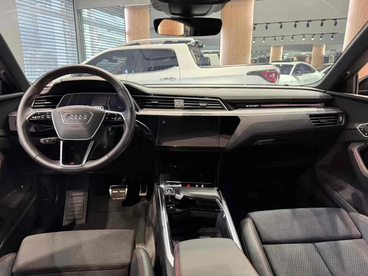 Audi Q8 Sportback E-tron - Imagem 10