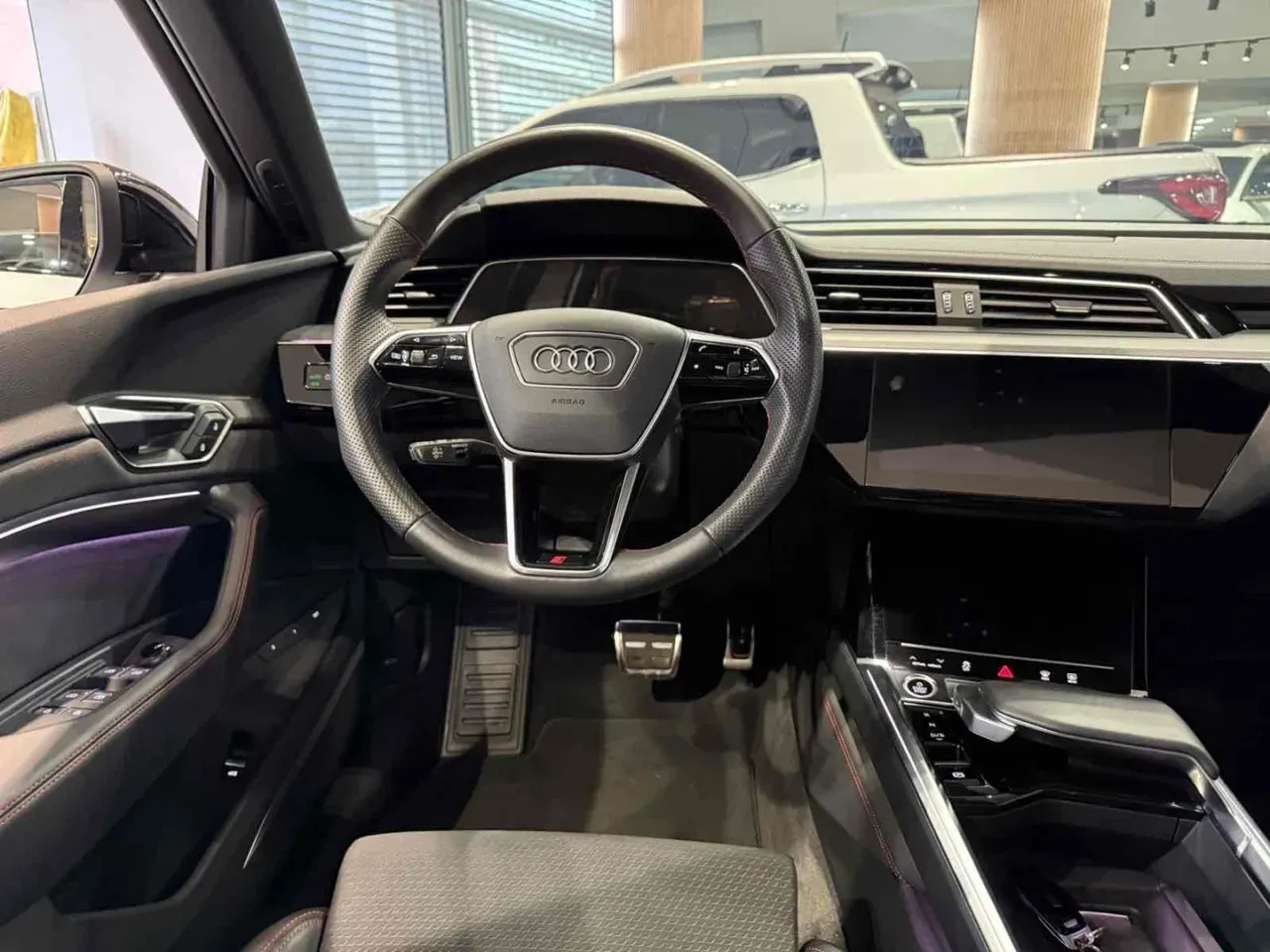 Audi Q8 Sportback E-tron - Imagem 11