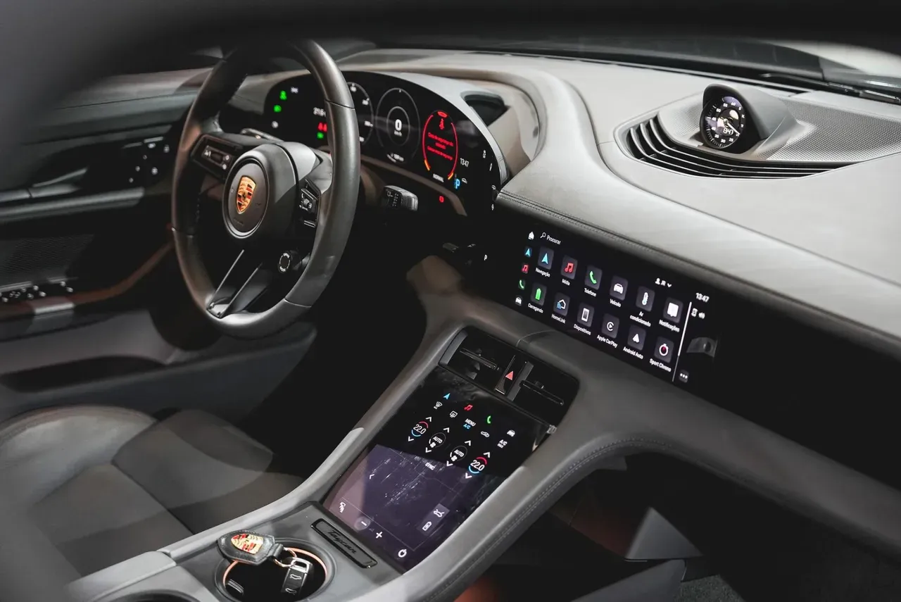 Porsche Taycan - Imagem 16