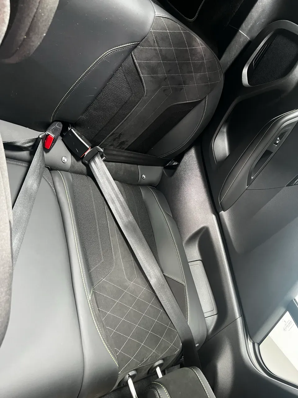 Peugeot E-2008 - Imagem 9