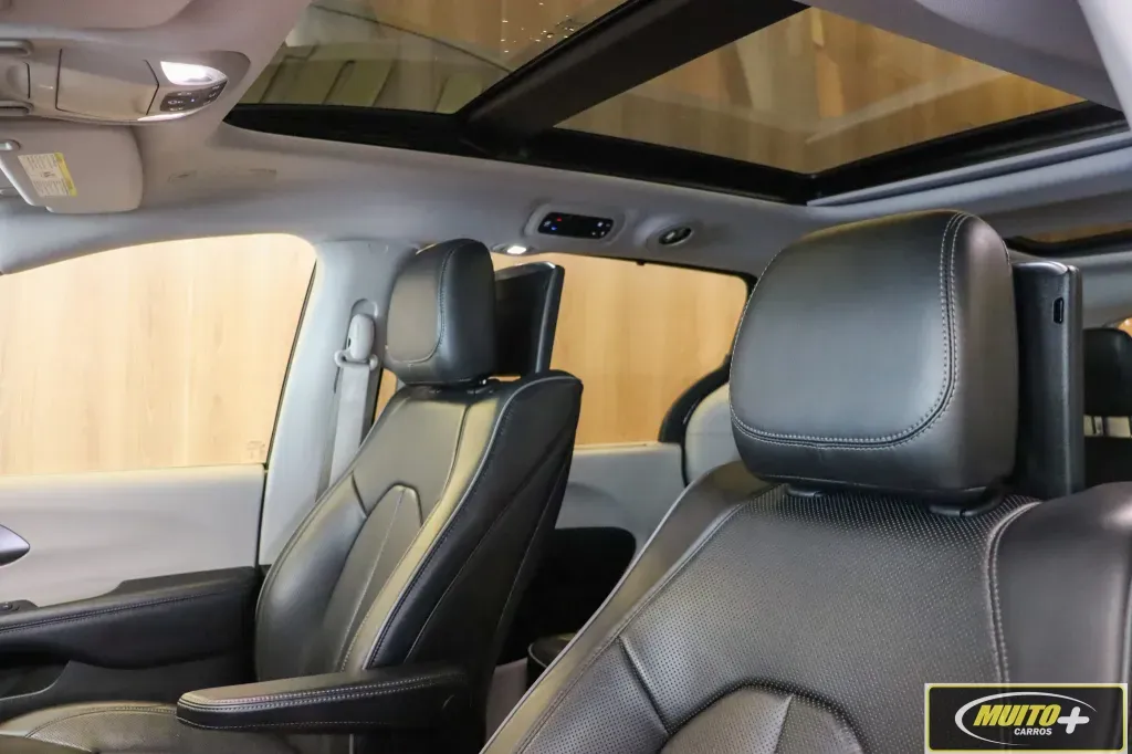 Chrysler Pacifica Plug-in Hybrid - Imagem 13