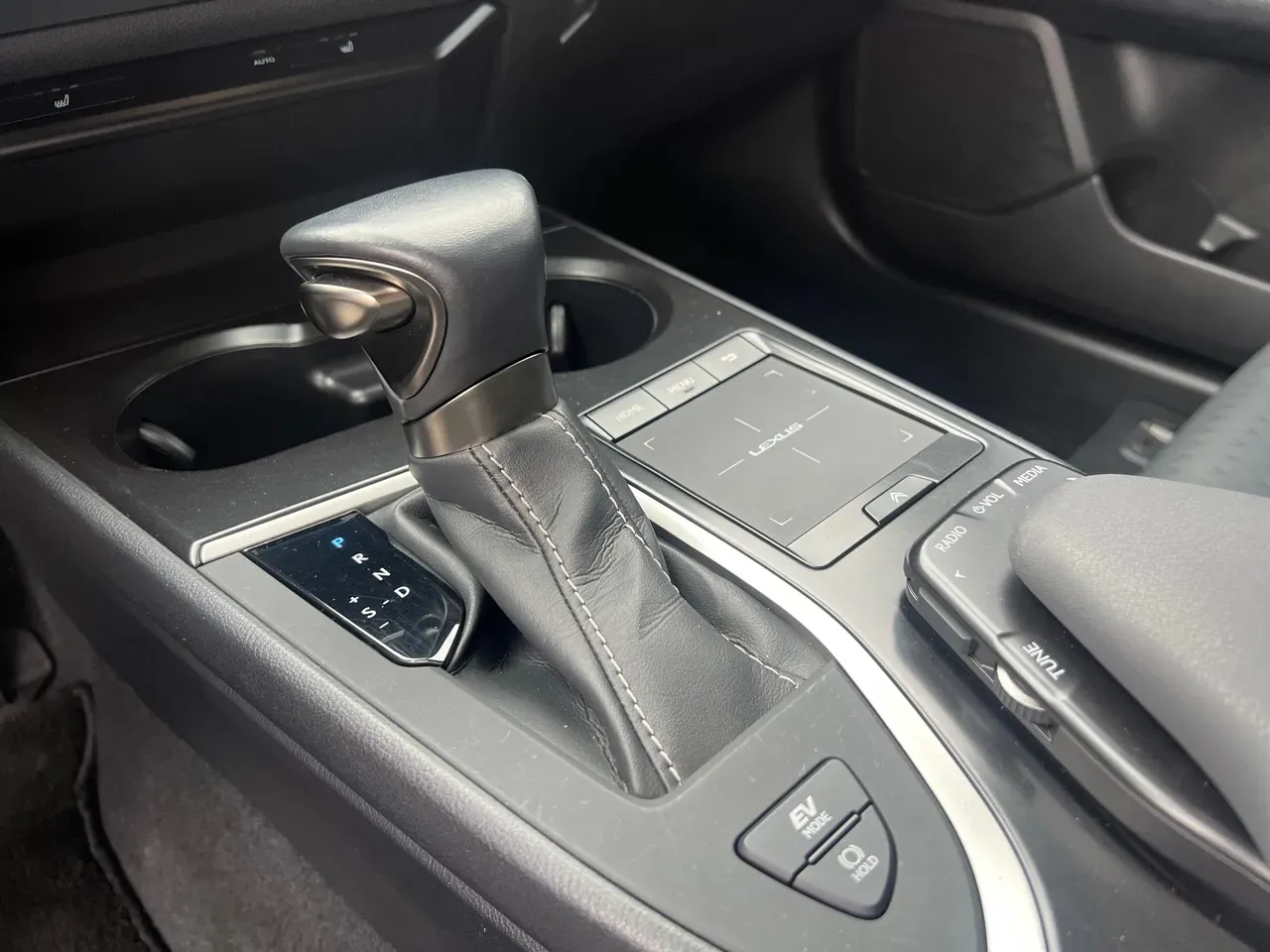 Lexus Ux 300e - Imagem 14