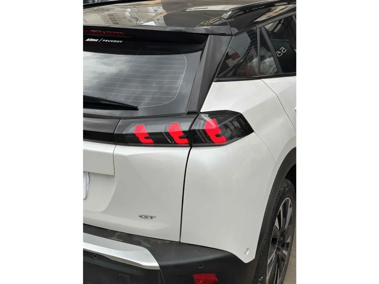 Peugeot E-2008 - Imagem 6