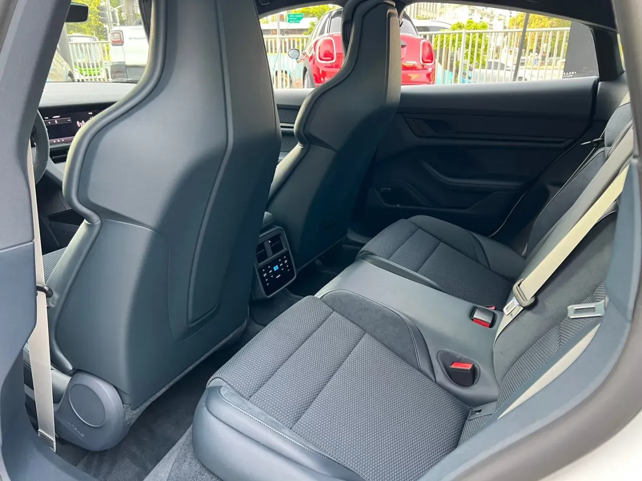 Porsche Taycan - Imagem 11