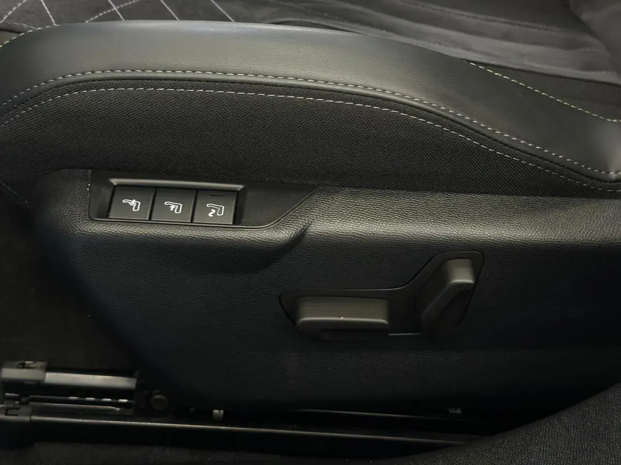 Peugeot E-2008 - Imagem 20