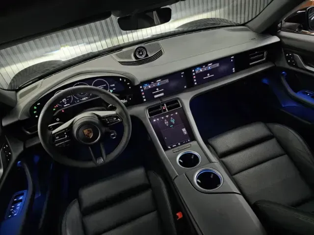 Porsche Taycan - Imagem 17