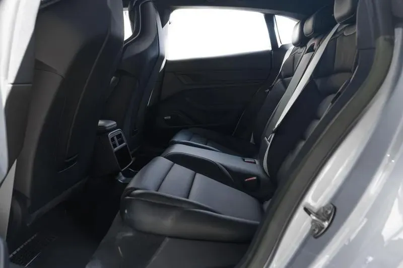 Porsche Taycan - Imagem 11