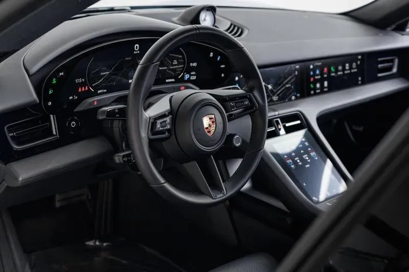 Porsche Taycan - Imagem 12