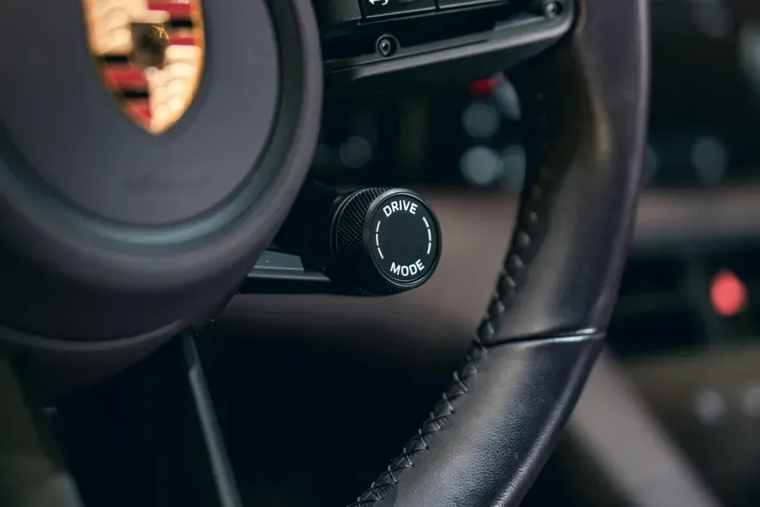 Porsche Taycan - Imagem 17