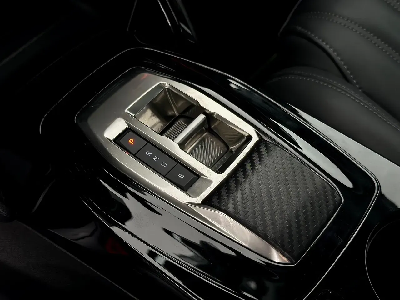 Peugeot E-2008 - Imagem 11