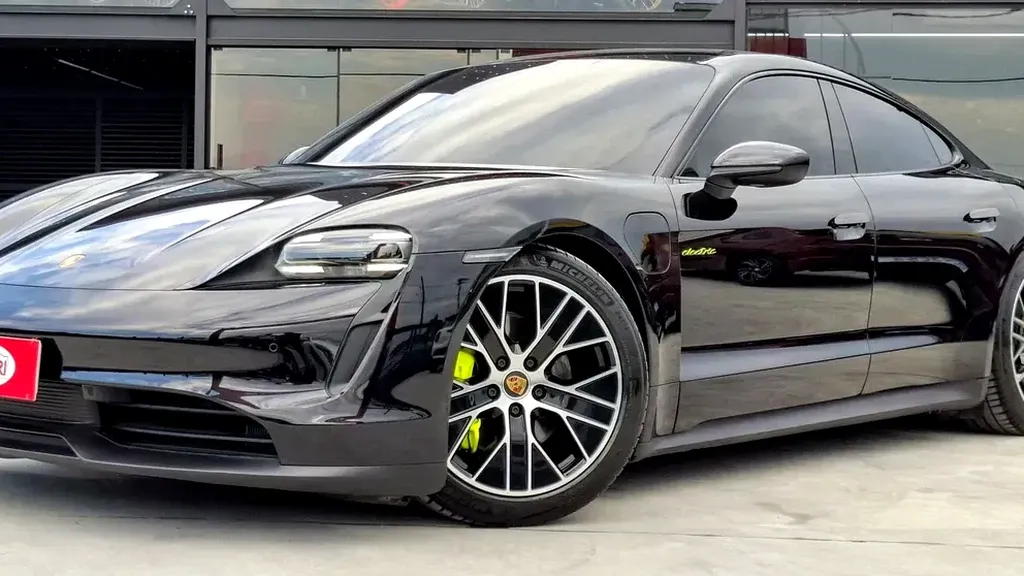 Foto de um porsche taycan
