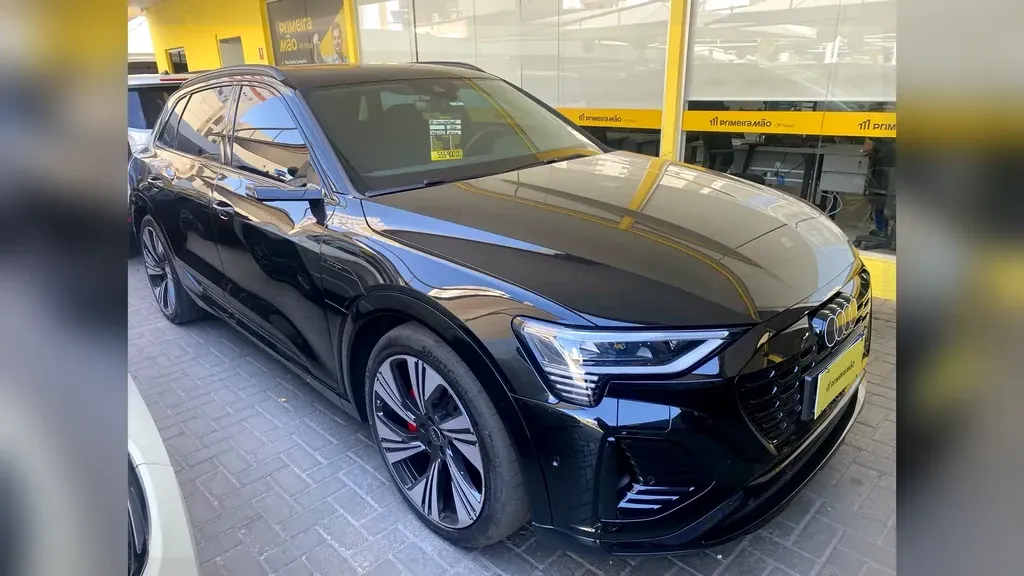 Foto de um audi q8 e-tron