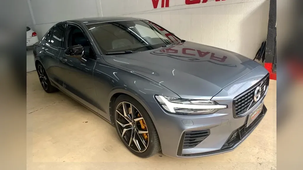 Foto de um volvo s60 recharge plug-in hybrid