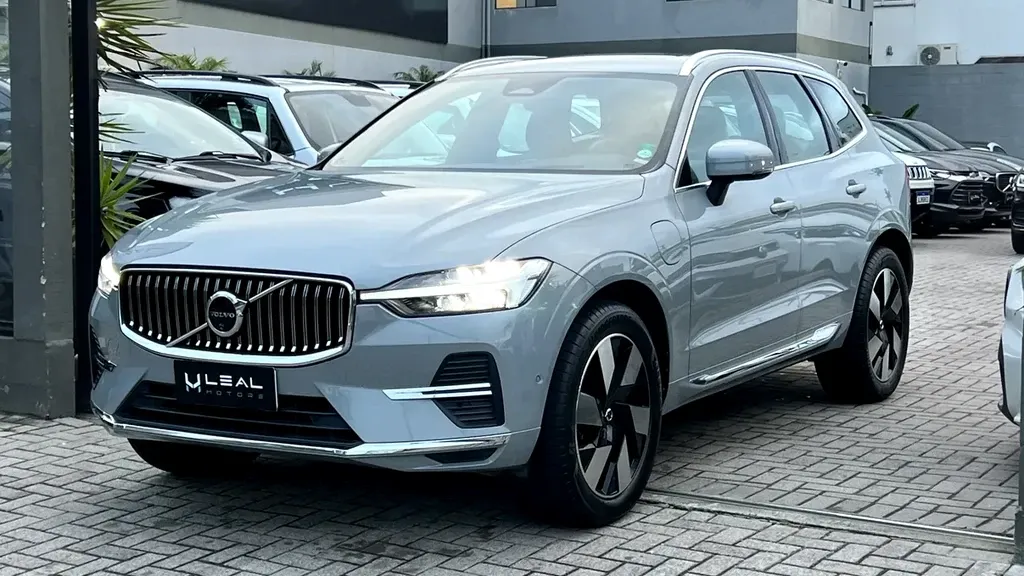 Foto de um volvo xc60 recharge plug-in hybrid