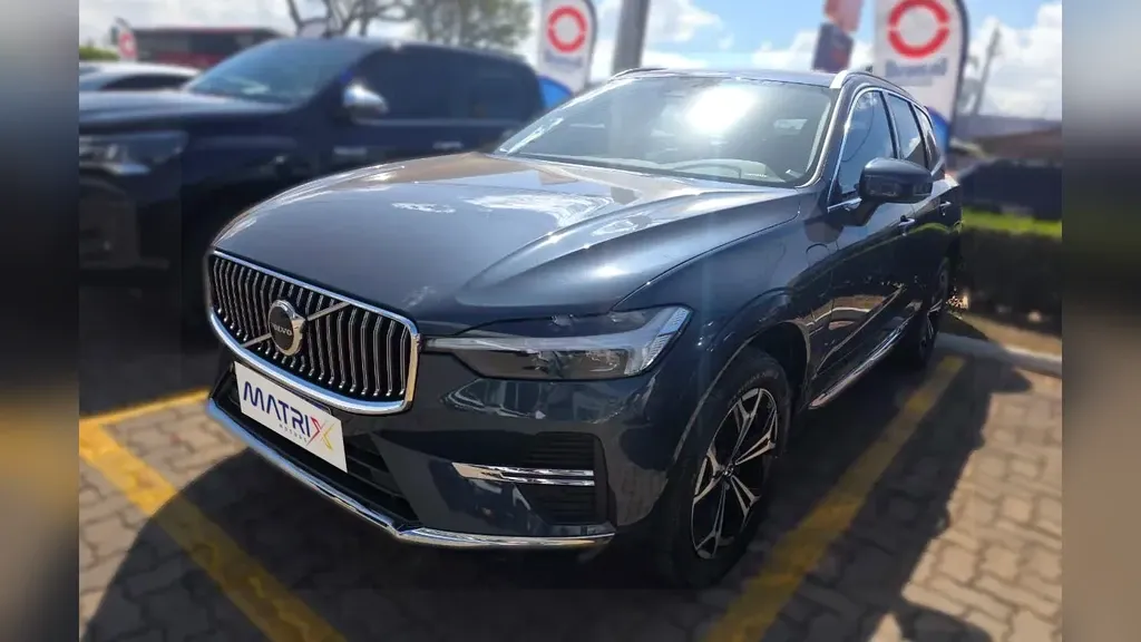 Foto de um volvo xc60 recharge plug-in hybrid