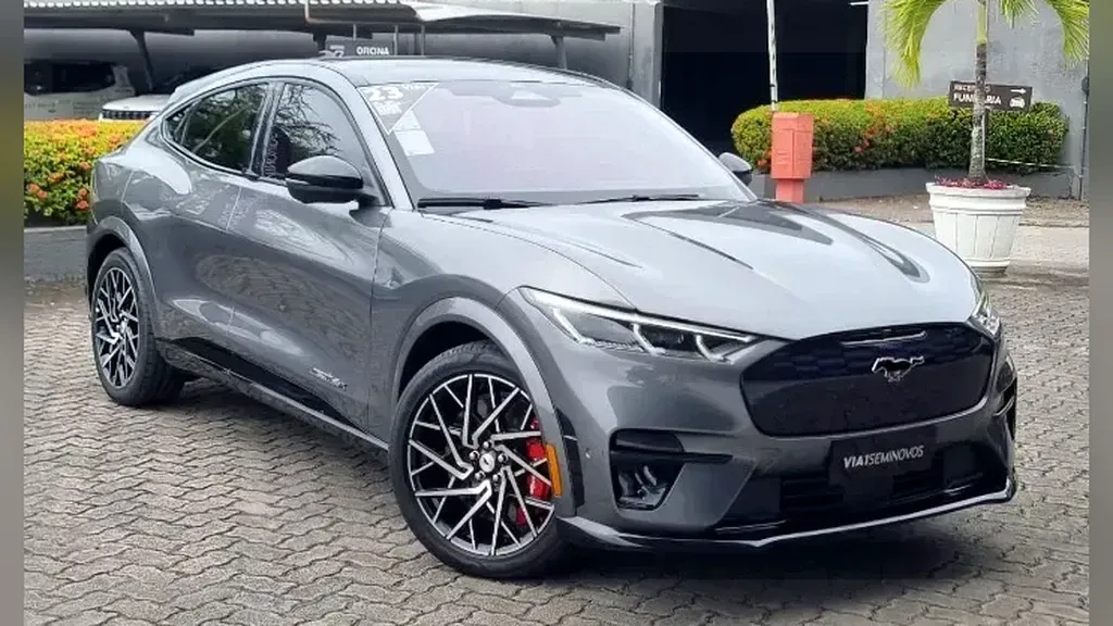 Foto de um ford mustang mach-e