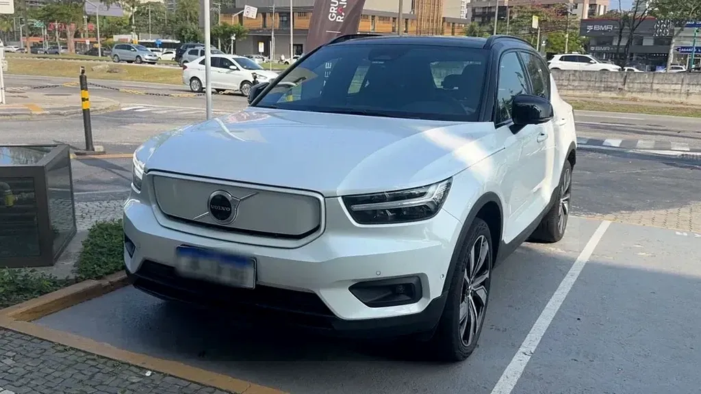 Foto de um volvo xc40 recharge