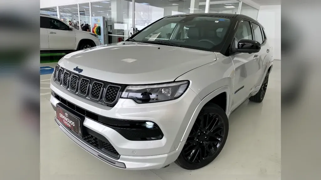 Foto de um jeep compass 4xe plugin hybrid