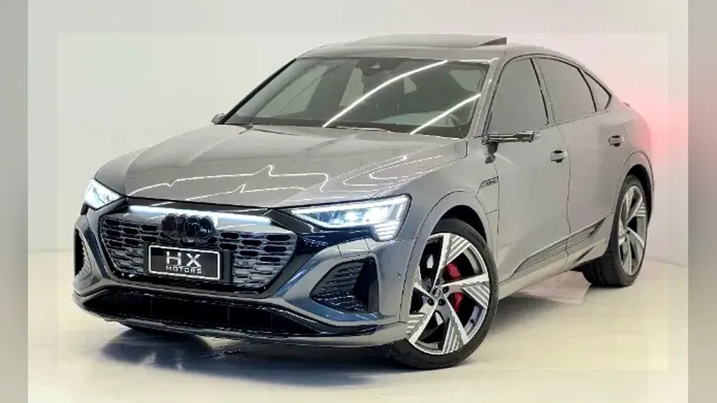 Foto de um audi q8 e-tron