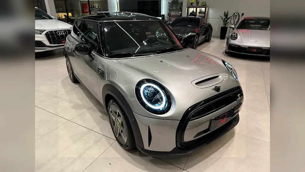 Foto de um mini cooper se