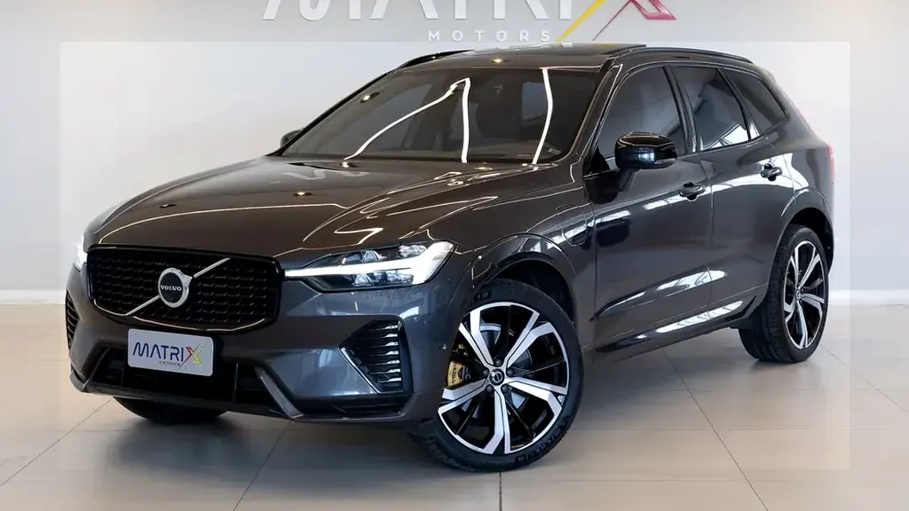 Foto de um volvo xc60 recharge plug-in hybrid