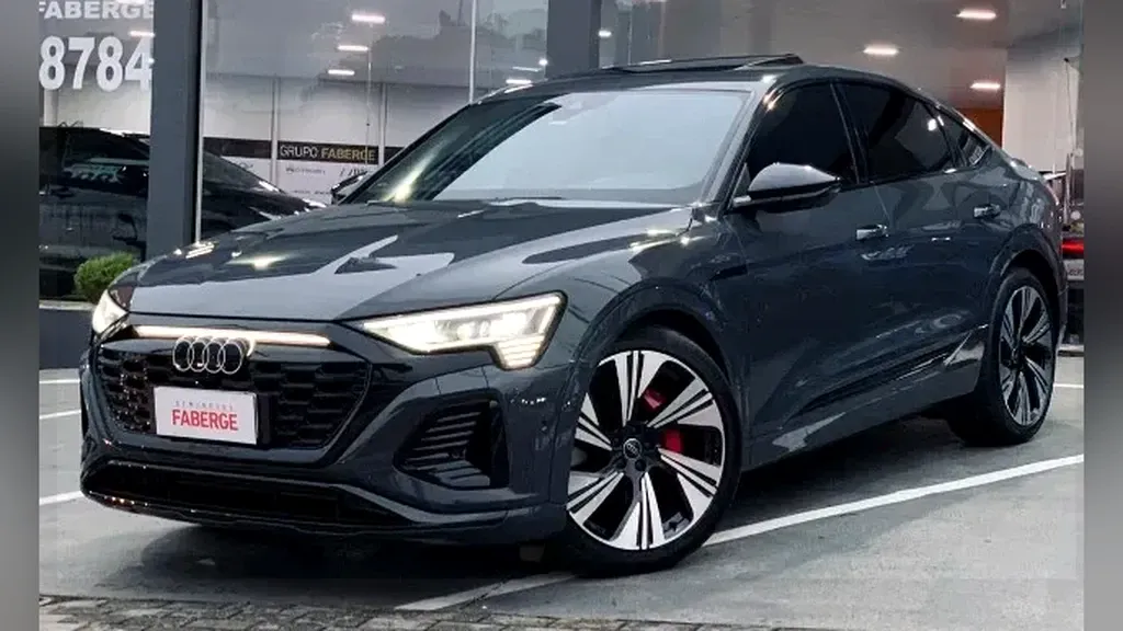 Foto de um audi q8 e-tron