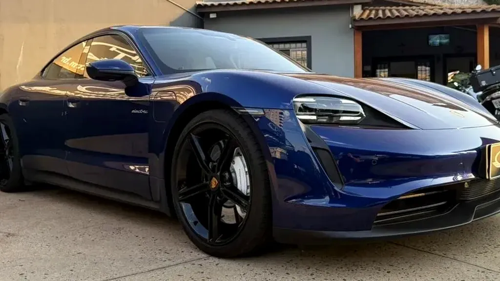 Foto de um porsche taycan
