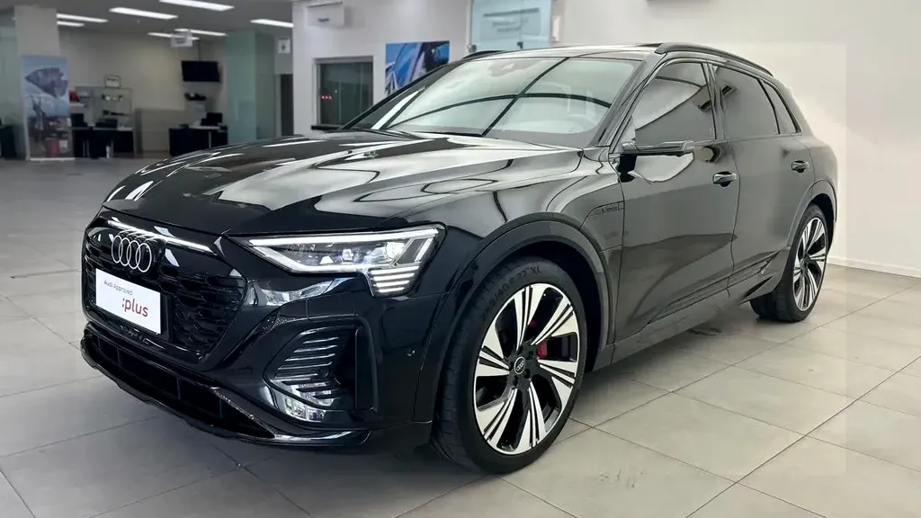 Foto de um audi q8 e-tron