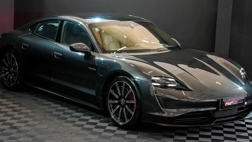 Foto de um porsche taycan