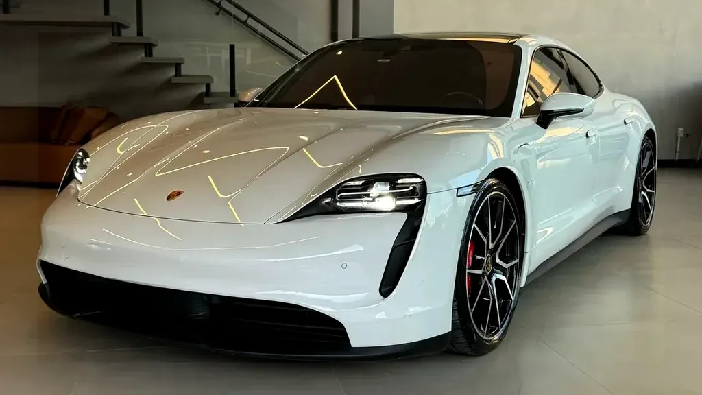 Foto de um porsche taycan