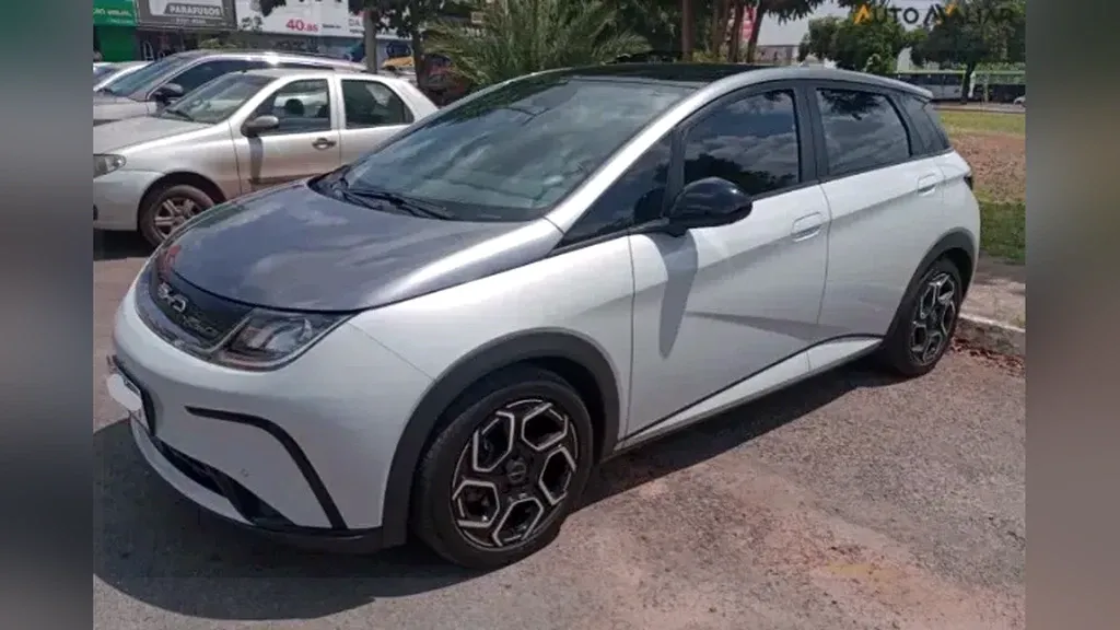 Foto de um byd dolphin plus