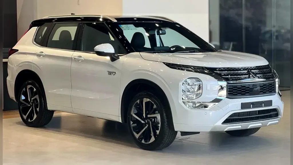 Foto de um mitsubishi outlander plug-in hybrid