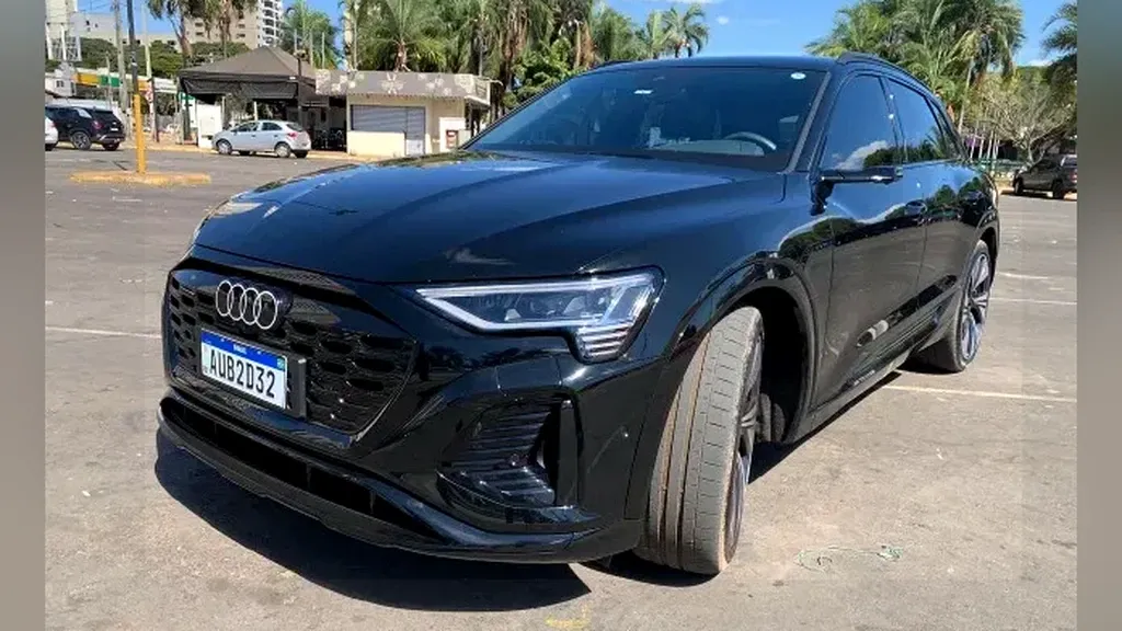 Foto de um audi q8 e-tron