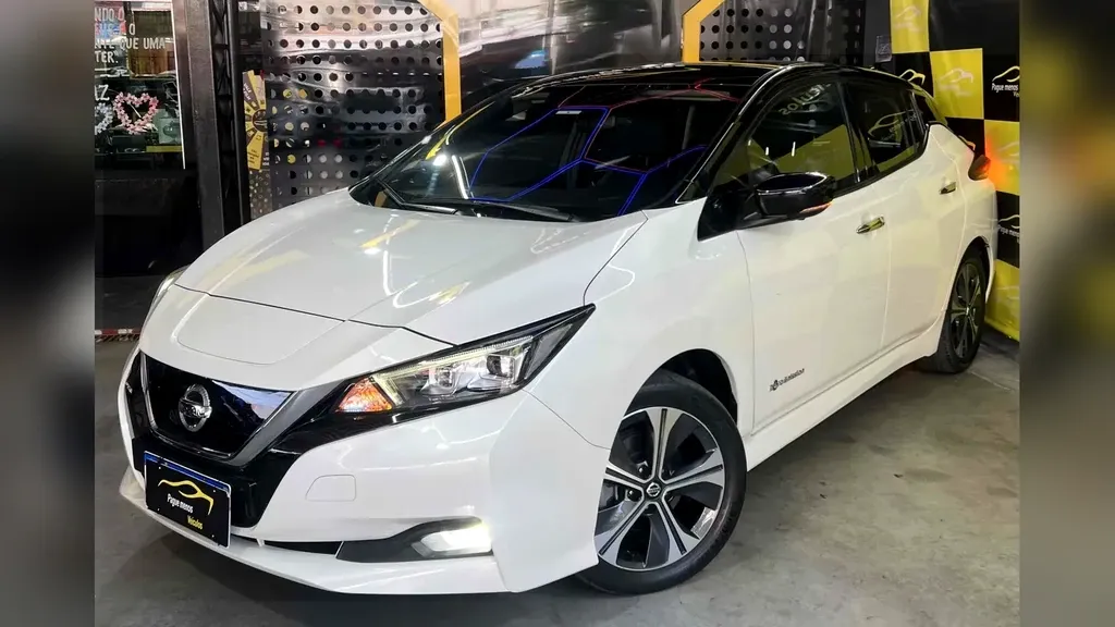 Foto de um nissan leaf