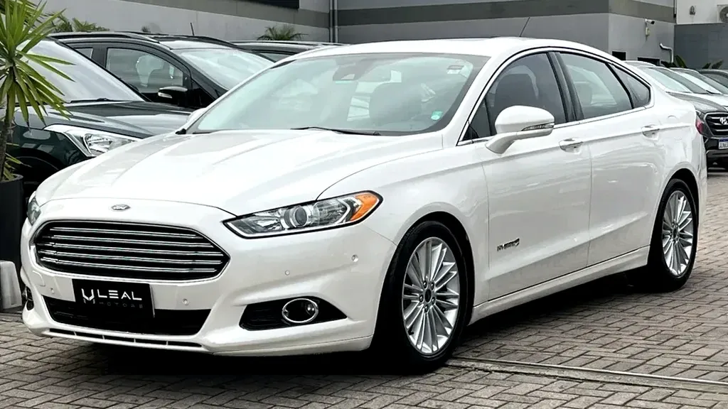 Foto de um ford fusion plug-in hybrid
